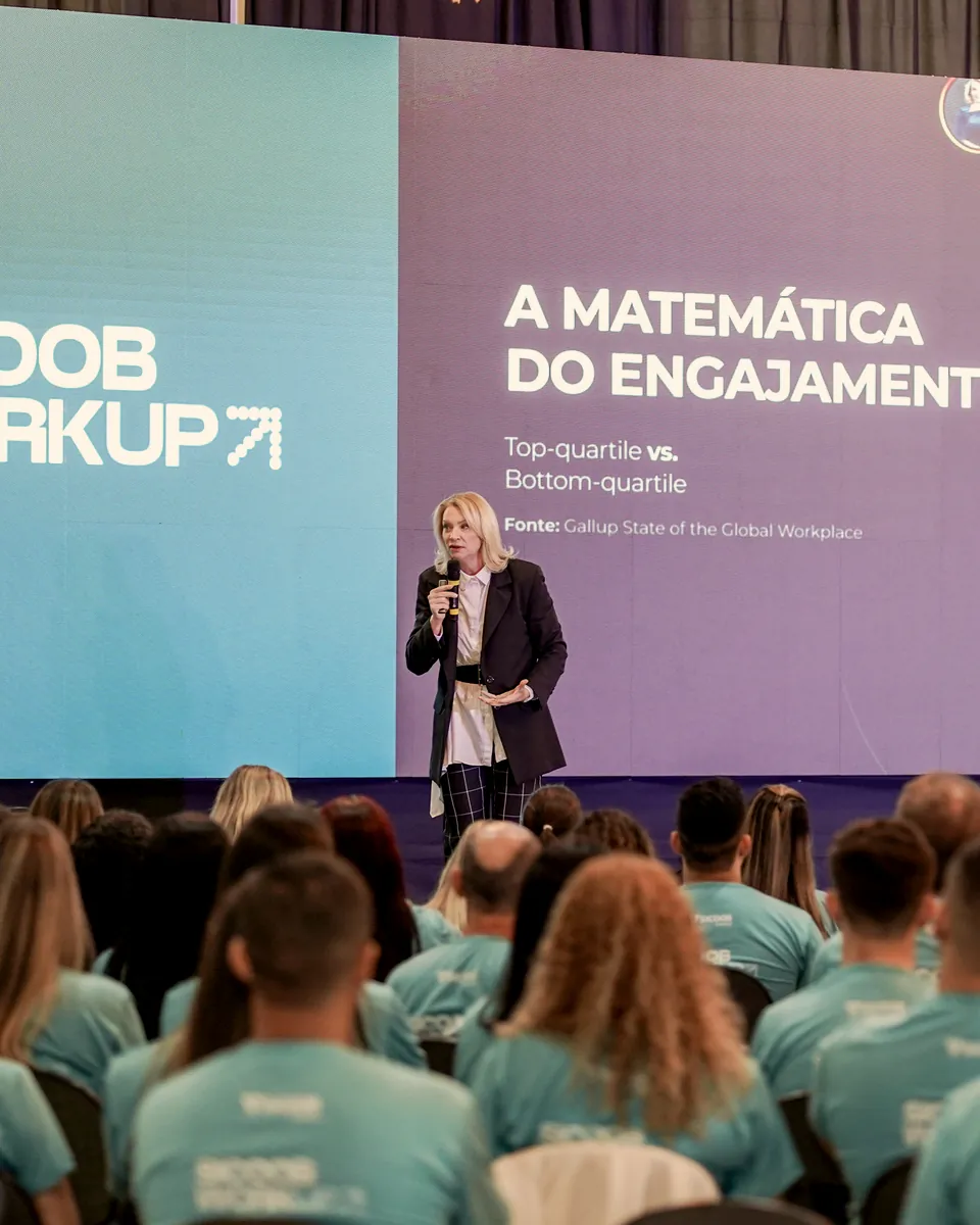 Veridiana Cavalheri palestrando no palco do Sicoob WorkUp, com a plateia à frente